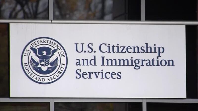 USCIS aclara medida que obliga a solicitantes de 'green card' a salir de EE.UU.