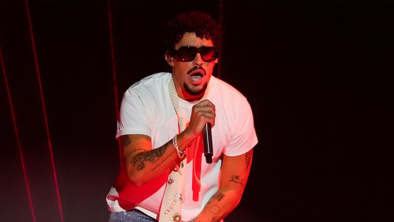 ARCHIVO - Bad Bunny se presenta durante los iHeartRadio Music Awards en Los Ángeles el 17 de...