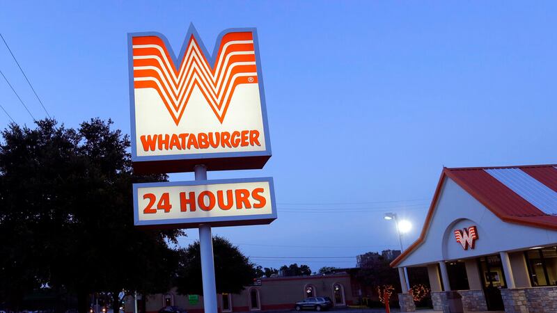 Esta foto muestra un restaurante Whataburger en San Antonio, Texas.