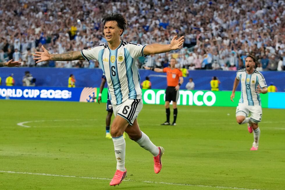 Lisandro Martínez celebra tras marcar el segundo gol de Argentina ante Cabo Verde en los 16vos...