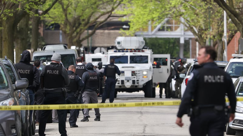 La policía acude al lugar de un tiroteo cerca del Hospital Endeavor Health Swedish, el sábado...