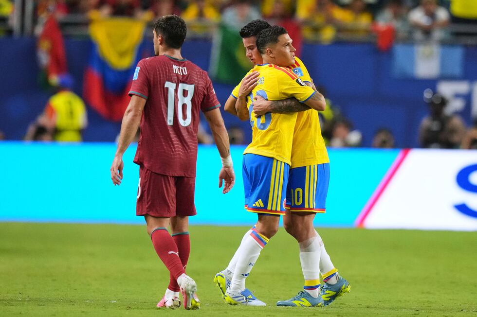 El volante colombiano James Rodríguez (10) es sustituido por Juan Fernando Quintero (20)...