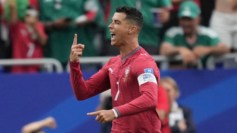 Cristiano Ronaldo celebra tras anotar el primer gol de Portugal en la victoria 5-0 ante...