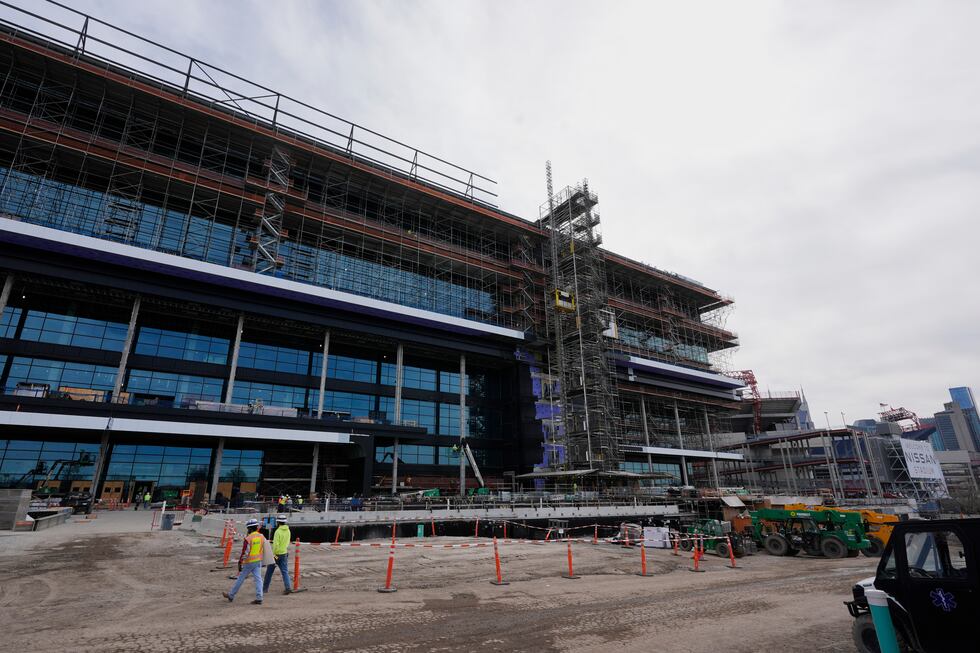 Continúan las obras de construcción de un nuevo estadio techado para los Titans de Tennessee,...
