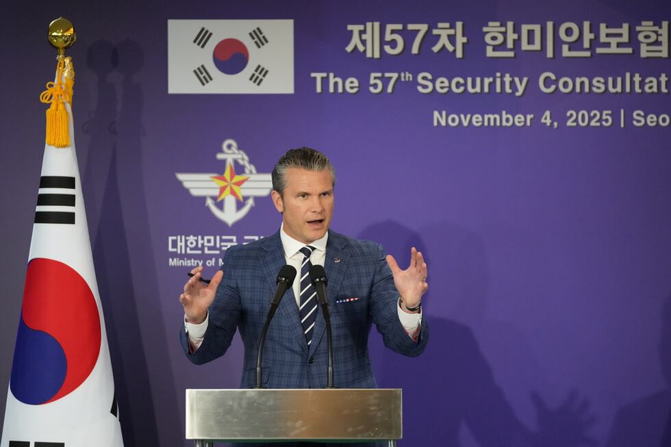 El secretario de Defensa de Estados Unidos Pete Hegseth durante una conferencia de prensa con...