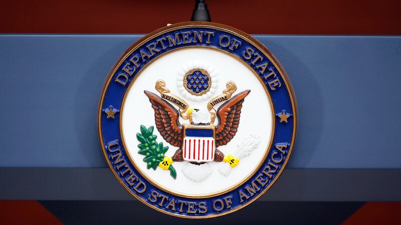 ARCHIVO - El sello del Departamento de Estado en la agencia de pasaportes de Washington, el 12...