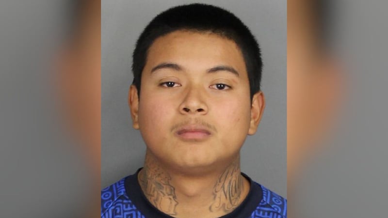 Buscan a otro hispano considerado armado y peligroso por un doble homicidio en 2025
