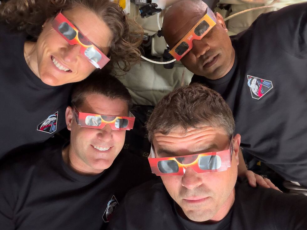 En dirección contrarreloj desde la parte superior izquierda, tripulantes del Artemis II...