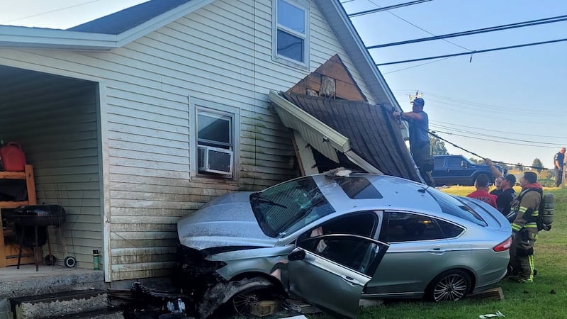 Auto se impacta dentro de una casa en Lebanon