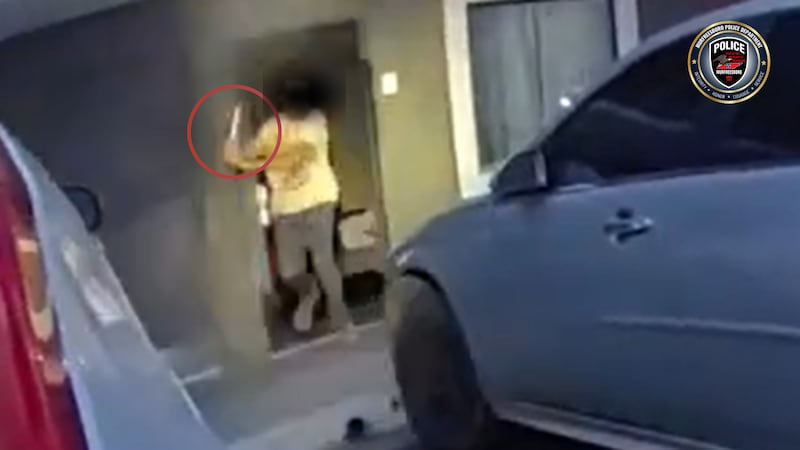 Policía de Murfreesboro difunde imágenes de hombre que intentó atacar a oficiales con un hacha