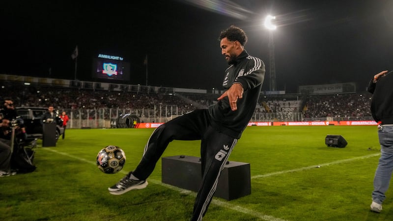 Vozinha, arquero caboverdiano de Colo Colo, patea un balón durante su presentación en...