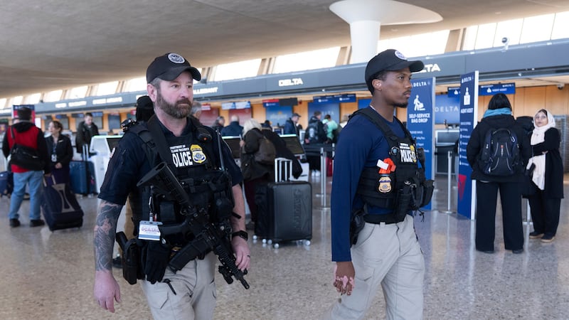 Guardias de seguridad patrullan en el Aeropuerto Internacional Dulles en Chantilly, Virginia,...