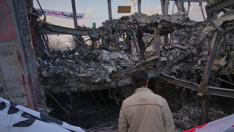 Un hombre mira a un edificio destruido en el complejo Gran Hosseiniyeh, que según las...