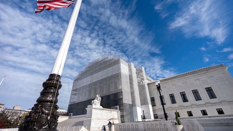 ARCHIVO – Una bandera estadounidense ondea a media asta fuera de la Corte Suprema de Estados...