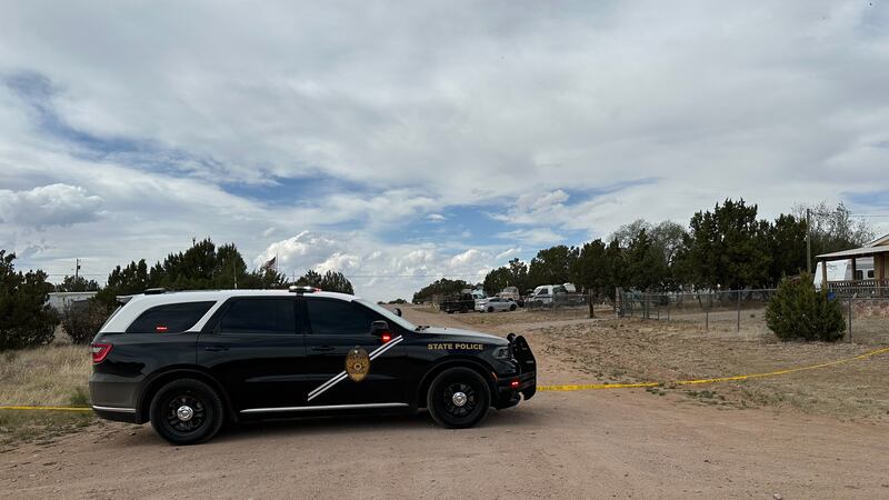 Un vehículo de la Policía Estatal de Nuevo México acordona un barrio de Mountainair, Nuevo...