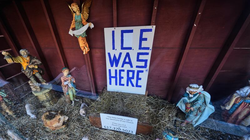 Un letrero que dice "El ICE estuvo aquí" (refiriéndose a las siglas en inglés del Servicio de...