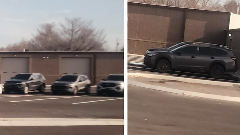 Supuestos autos de agentes de ICE estacionados en las oficinas de la policía de Portland el...