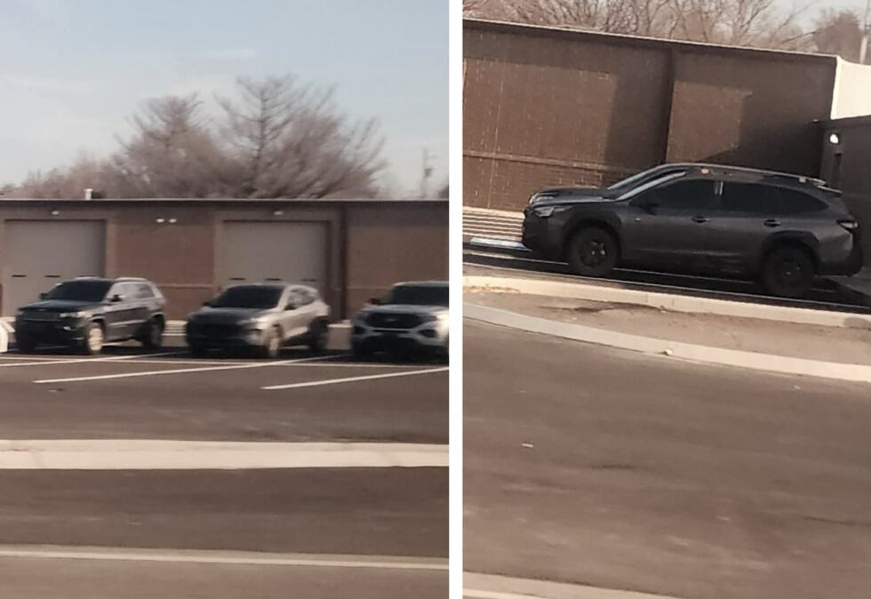 Supuestos autos de agentes de ICE estacionados en las oficinas de la policía de Portland el...