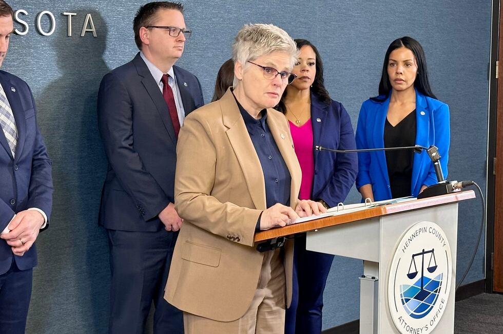 La fiscal del condado de Hennepin, Mary Moriarty, anuncia la presentación de cargos contra un...