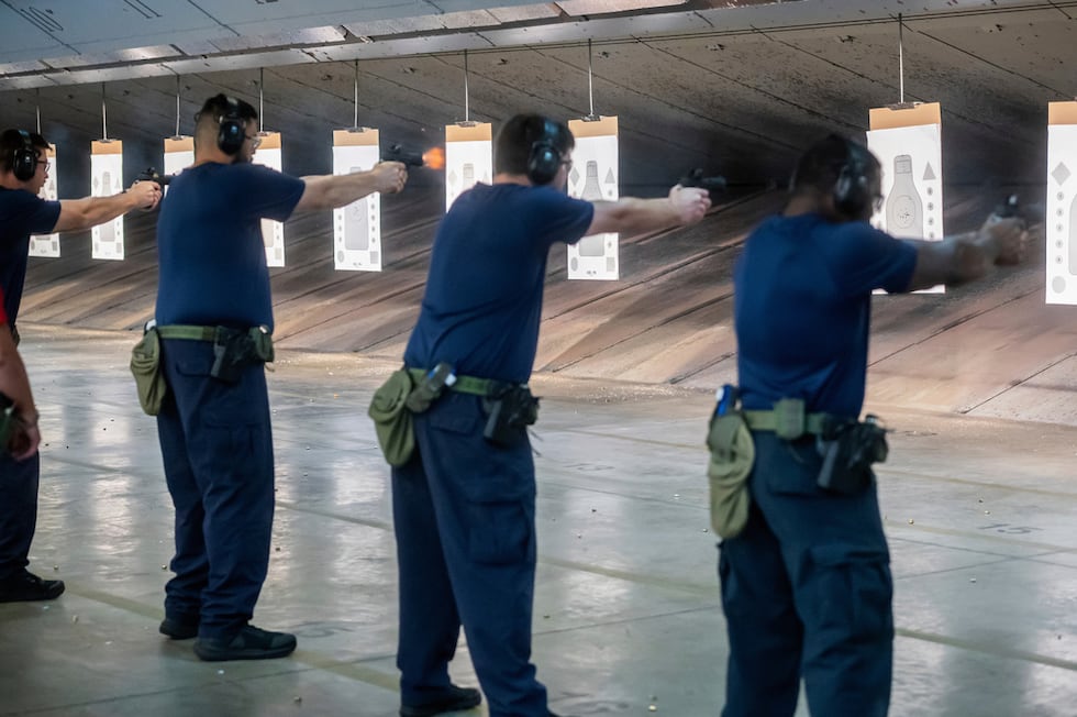 ARCHIVO - Reclutas del Servicio de Inmigración y Control de Aduanas (ICE) practican el tiro...