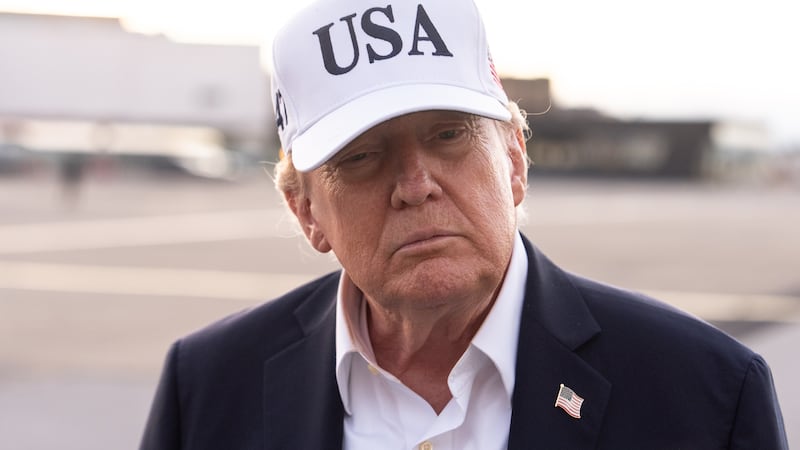 El presidente Donald Trump habla con periodistas antes de embarcar en el Air Force One en el...