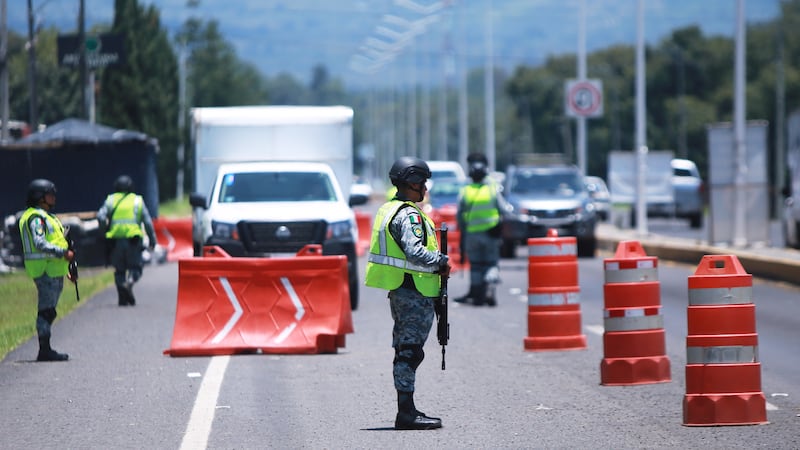 Guardias nacionales trabajan en un puesto de control en Cherangueran, estado de Michoacán,...