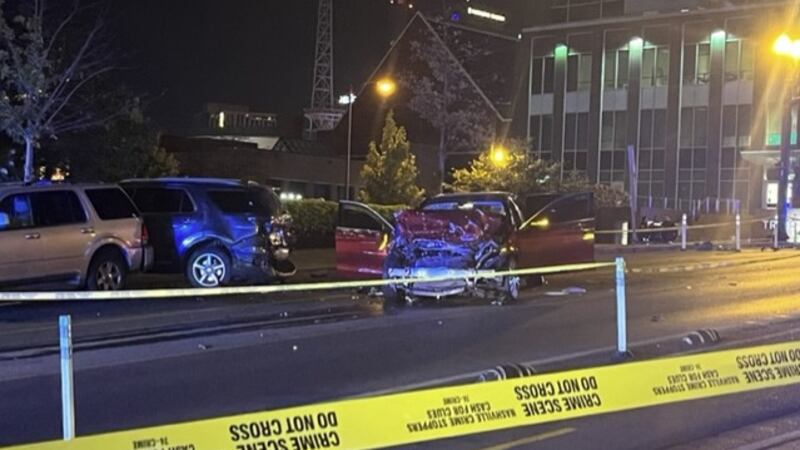 Conductor aparentemente en estado de ebriedad, perdió el control de su auto y atropelló a un...