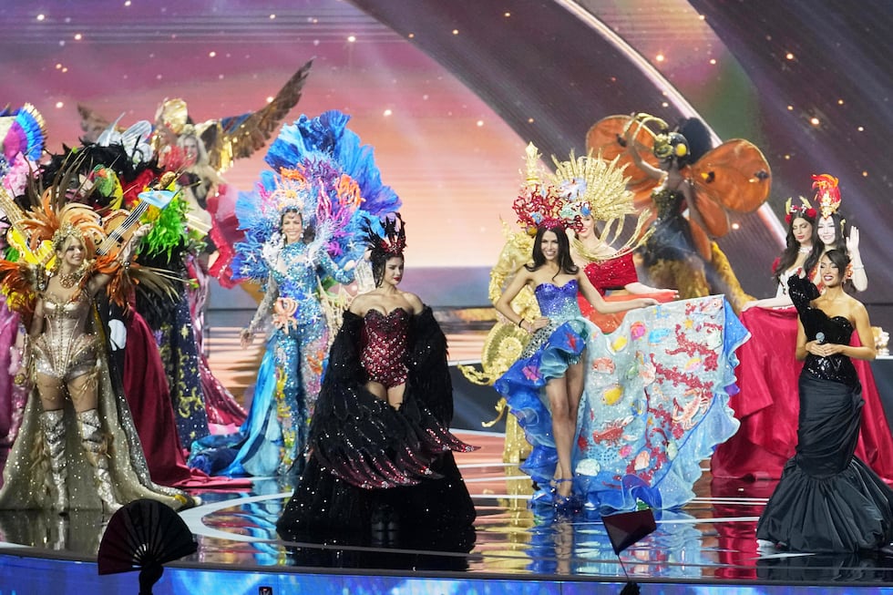 Las concursantes en la competencia de trajes nacionales del certamen de belleza Miss Universo...