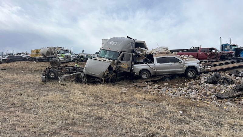 Esta foto proporcionada por la Patrulla Estatal de Colorado muestra un choque múltiple en la...