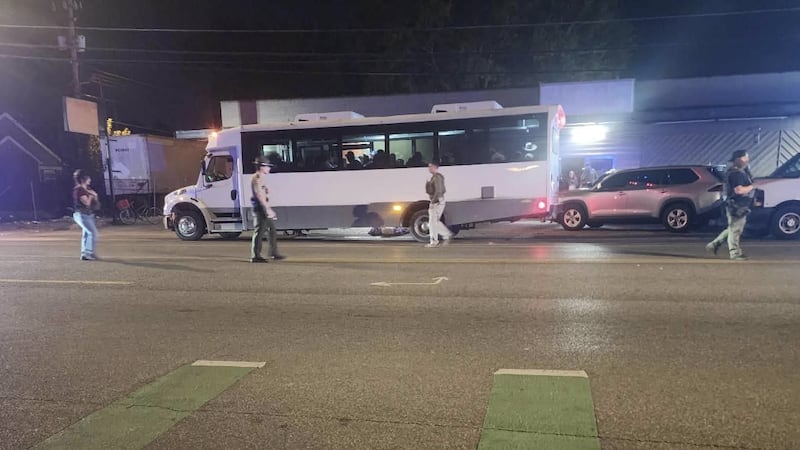 Comunidad documenta lo que parece un operativo de varias agencias en el 3870 Macon Rd,...