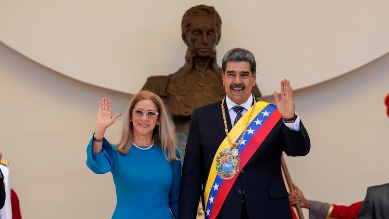 ARCHIVO - El presidente de Venezuela, Nicolás Maduro, y su esposa, Cilia Flores, saludan tras...