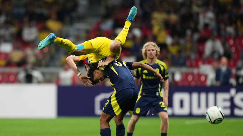 Israel Reyes, del América de México, da la vuelta por encima de Ahmed Qasem, de Nashville,...