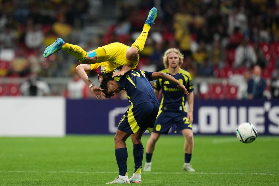 Israel Reyes, del América de México, da la vuelta por encima de Ahmed Qasem, de Nashville,...