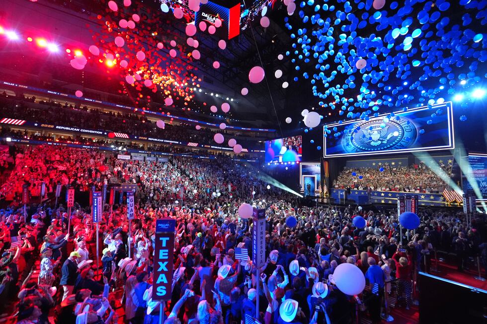 Globos caen del techo en la convención republicana el jueves 10 de septiembre de 2026, en...