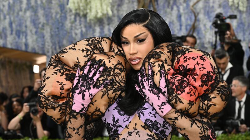 Cardi B llega a la gala benéfica del Instituto del Vestido del Museo Metropolitano de Arte...