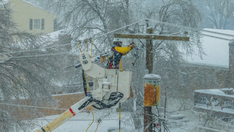 La infraestructura cubierta de hielo ralentiza la restauración del servicio.