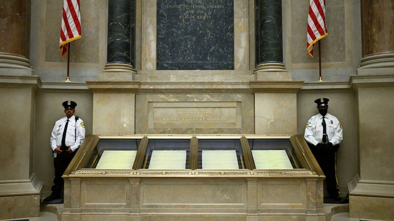 Dos guardias protegen la Constitución de Estados Unidos en los Archivos Nacionales en...