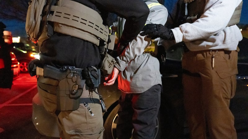 ARCHIVO - Agentes del Servicio de Inmigración y Control de Aduanas de Estados Unidos (ICE, por...