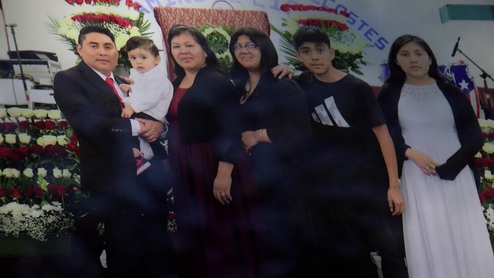 Delmar Raymundo Gomez López y su familia
