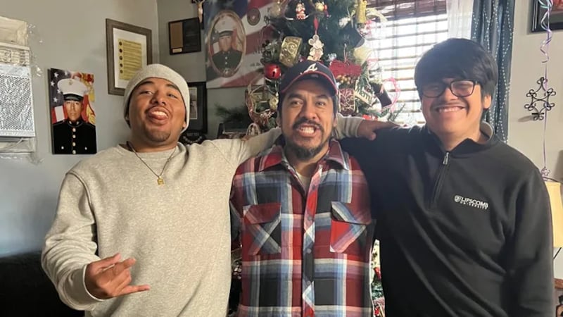 El padre de un exmarine fue detenido por agentes de inmigración mientras visitaba a su familia...