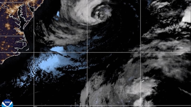 Esta imagen por satélite de la Oficina Nacional de Administración Oceánica y Atmosférica de...