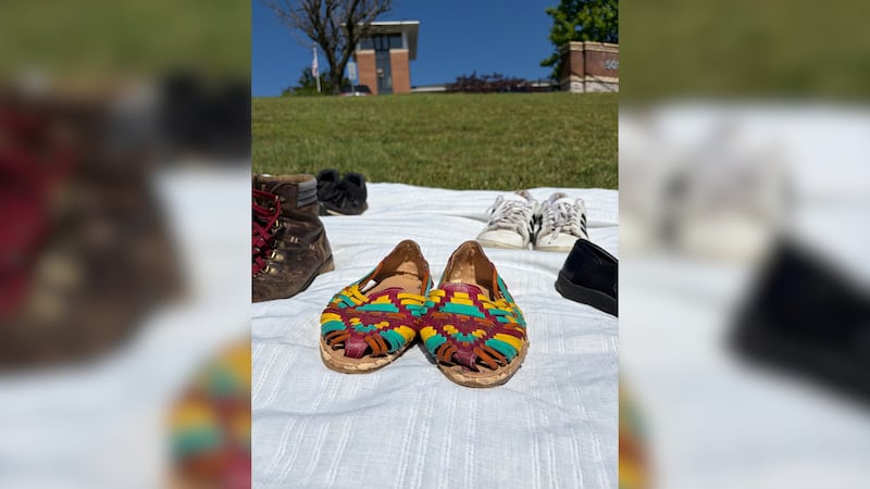Voluntarios colocaron pares de zapatos frente a las oficinas de ICE como representación de las...