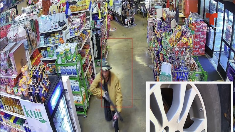 Mujer hispana asegura que Palacios Amaya tocó a su puerta y lanzó varios disparos antes de...