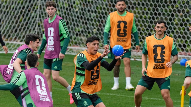 El centrocampista mexicano Edson Álvarez atrapa una pelota durante un entrenamiento de la...