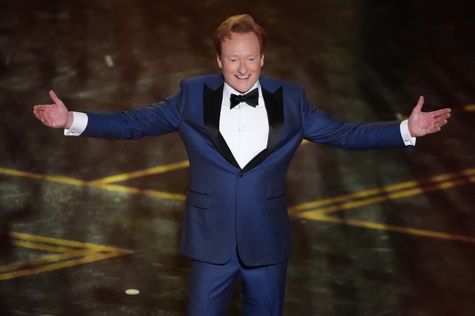 El presentador Conan O'Brien aparece durante la ceremonia de los Oscar el domingo 15 de marzo...