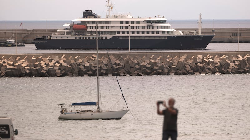 El crucero afectado por un brote de hantavirus, MV Hondius, se ve fondeado en el puerto de...