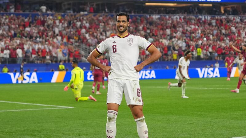Mikel Merino (6) celebra tras marcar el gol de España ante Portugal en los octavos de final...