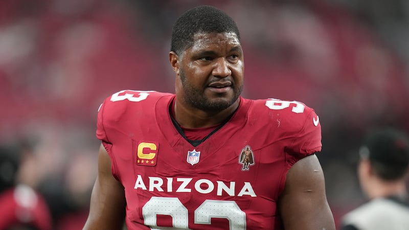 ARCHIVO - Foto del 23 de noviembre del 2025, el tackle defensivo de los Cardinals de Arizona...