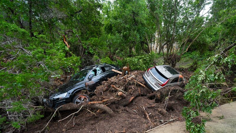 Vehículos arrastrados por el agua junto al río Guadalupe tras una inundación en la zona el...