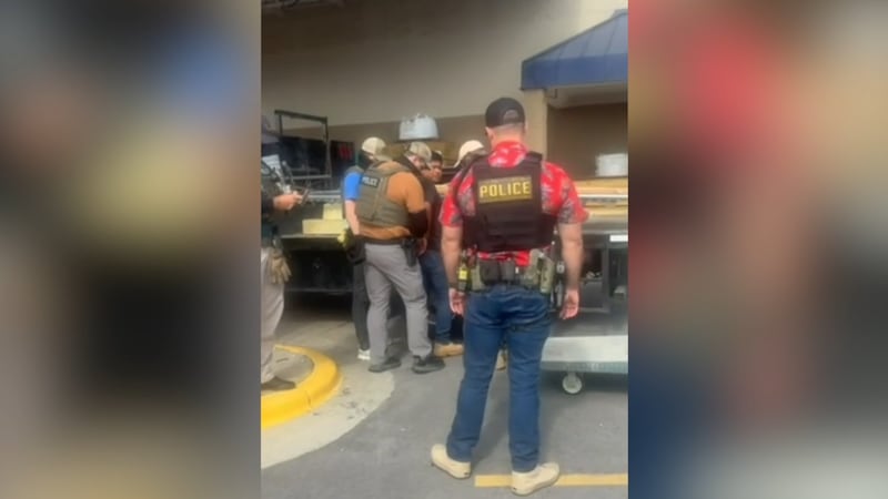 Agentes de ICE realizaron el arresto de un hombre en el estacionamiento de Lowe´s la mañana...